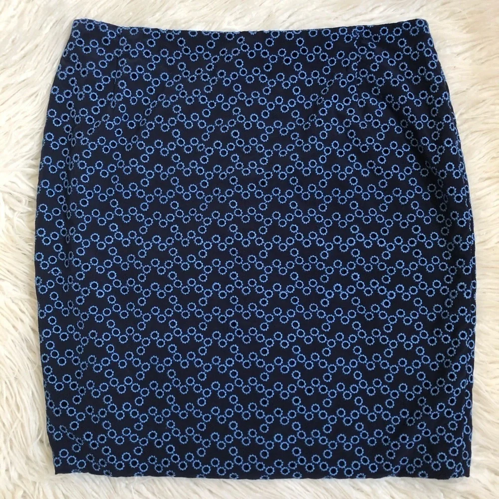 AKRIS PUNTO Eyelet Embroidered Blue Polyester Knee Length Pencil Skirt EUC Sz 8